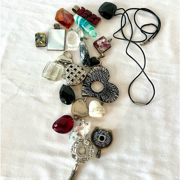 SALE: bundle of 21 pendants multicolored & 2 black cords - Picture 2 of 4